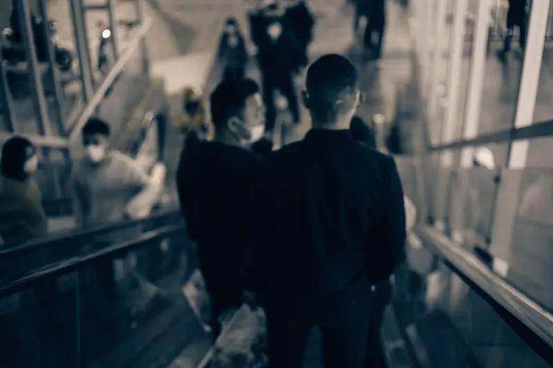 人与人相处，靠的是信任、沟通、理解和真心。
信任是基石，没了它关系难维系。家庭里