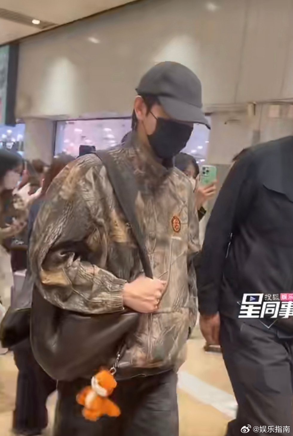 陈飞宇北京到达路透，包上还挂着小狐狸玩偶好可爱，期待白日提灯追剧团活动！