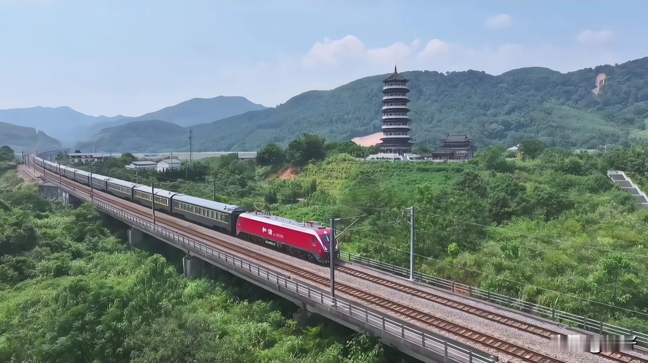高铁飞驰的当下，绿皮火车并未淡出视野，反而依旧热度不减。全国每天上千趟普速绿皮车
