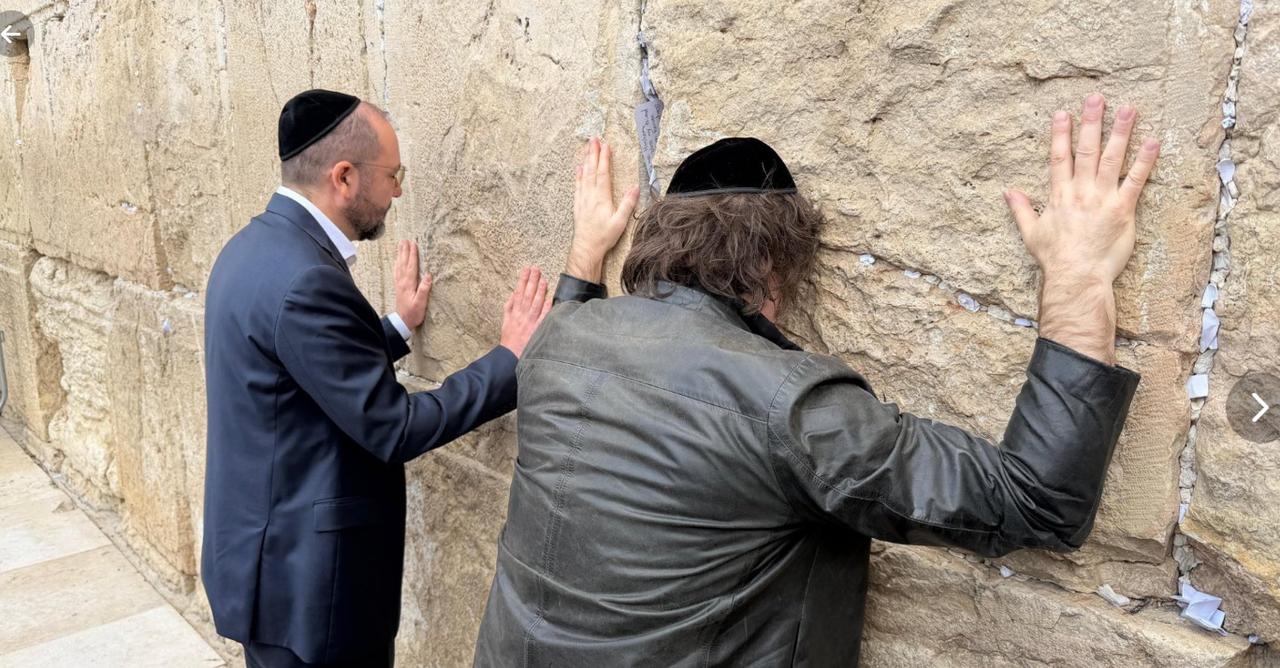 阿根廷总统抵达以色列！4月19日米莱乘坐飞机抵达以色列，还入乡随俗戴黑色圆顶帽子