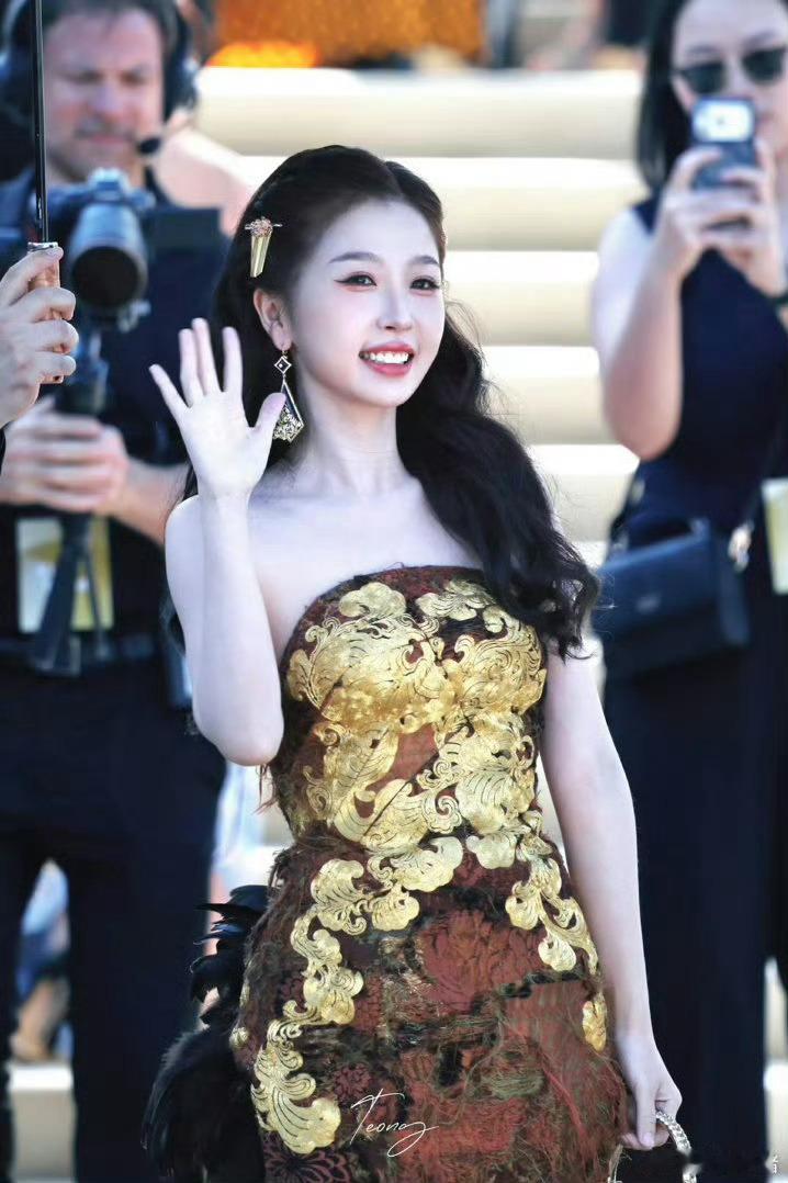 虞书欣G社生图明媚又美丽，小鱼真的就这样一路饭撒到 gold gala 虞书欣非