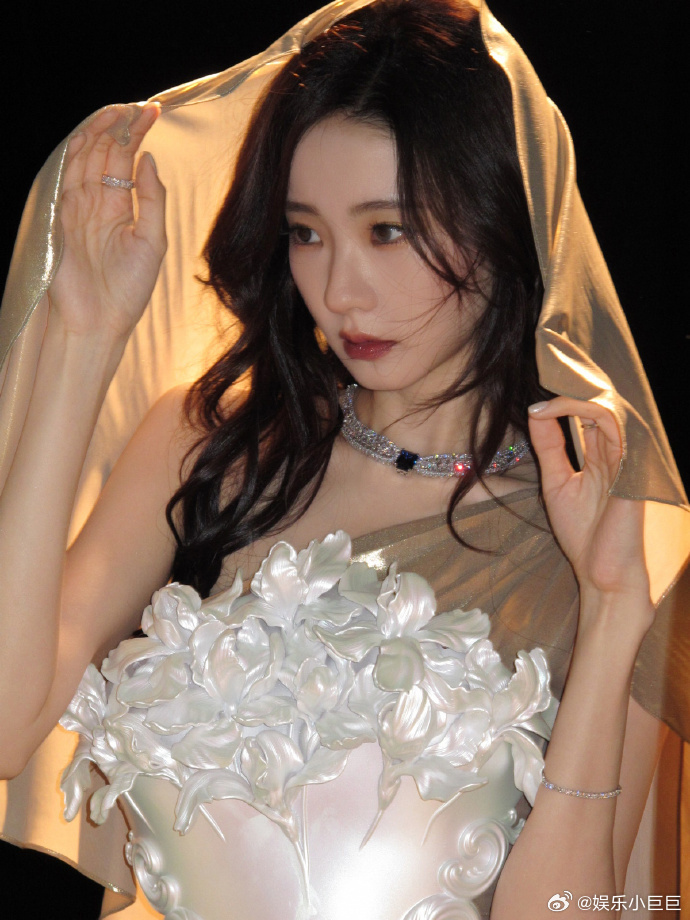 张艺凡从油画里走出的神女天生自带氛围感buff，神女造型一上身就像从旧油画里走出