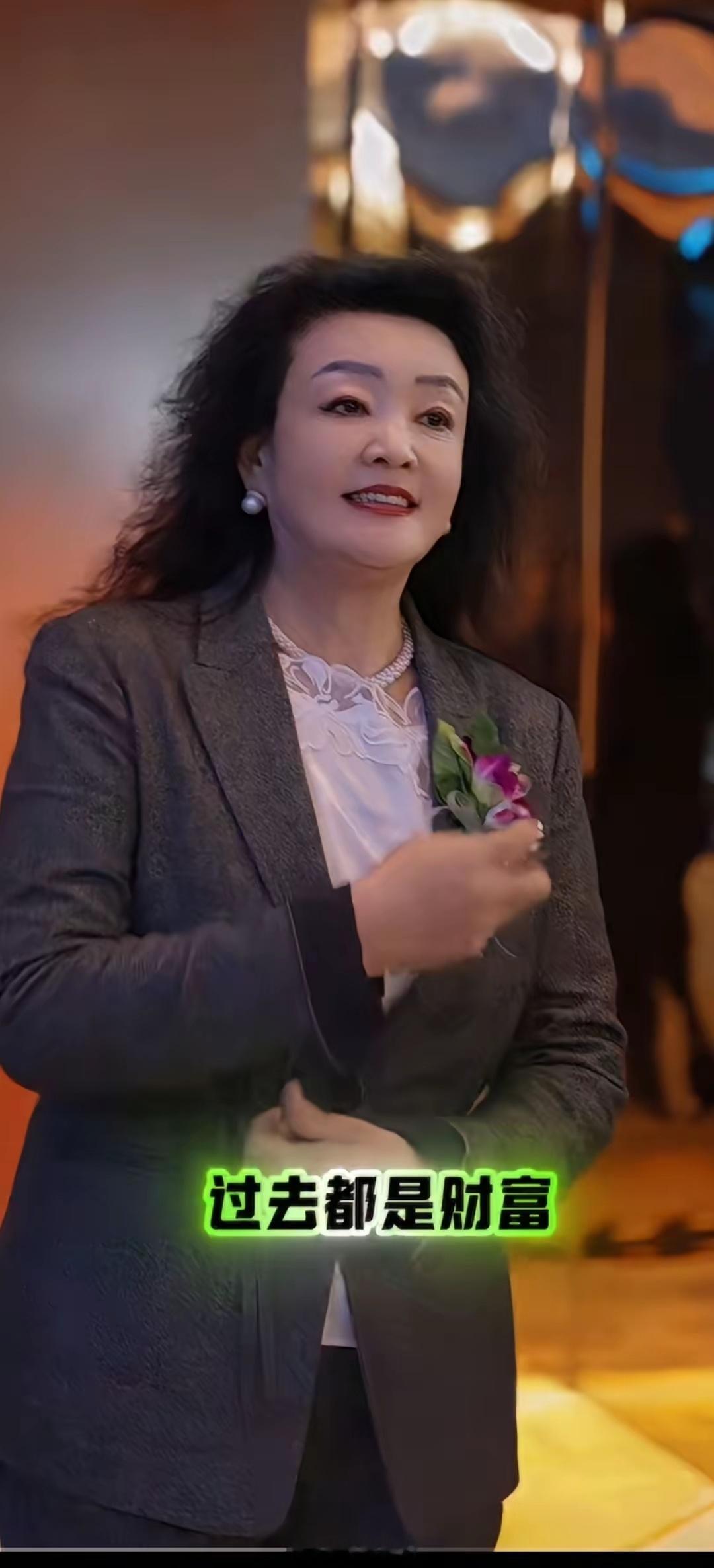 兰姐最近很感慨，她分享了自己的照片，说：“我年轻时，挺漂亮的，就是太穷了，一门心
