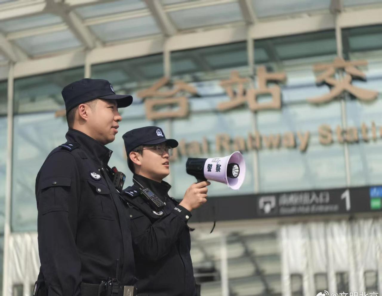 共筑首善北京 【北京进入赏花高峰期，公交警方“三个第一时间”服务群众】近期，北京