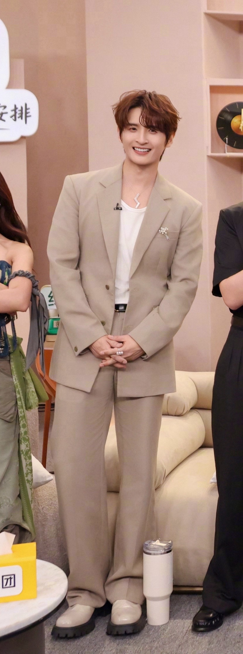 宝宝鸟就这样和他的大波霸水杯站在一起 