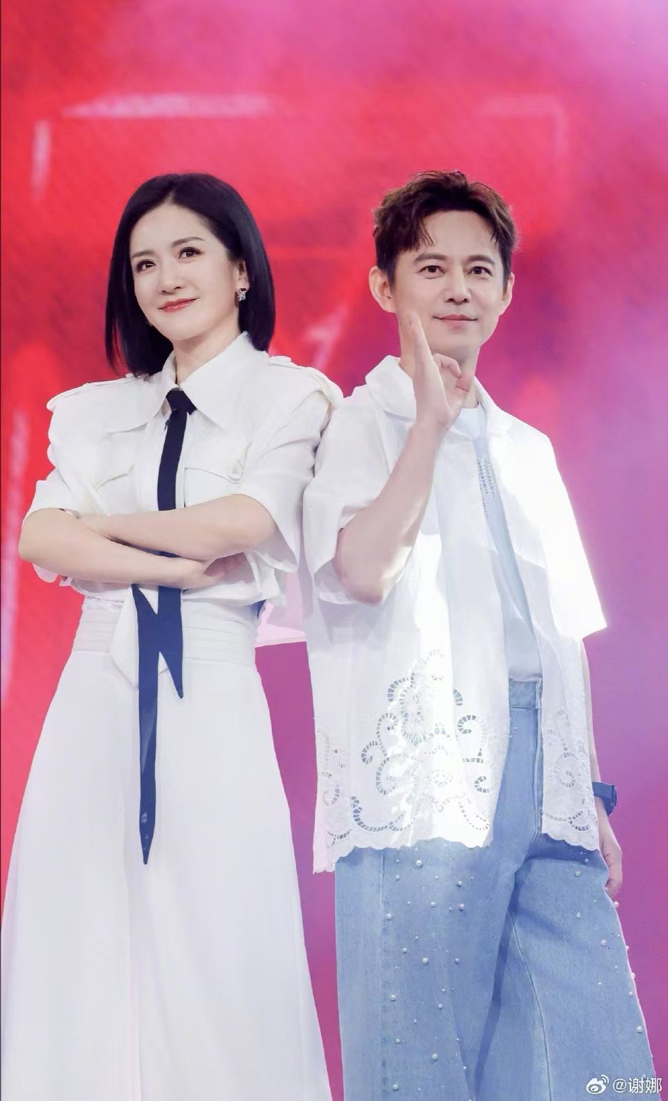 谢娜晒与何炅好六合照谢娜晒与何炅hi6合照啦谢娜晒与何炅hi6合照 ​​​