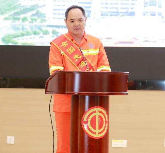 26年守一城洁净！普通环卫所长当选二十大代表，平凡岗位干出不凡荣光
 
柯昌全，