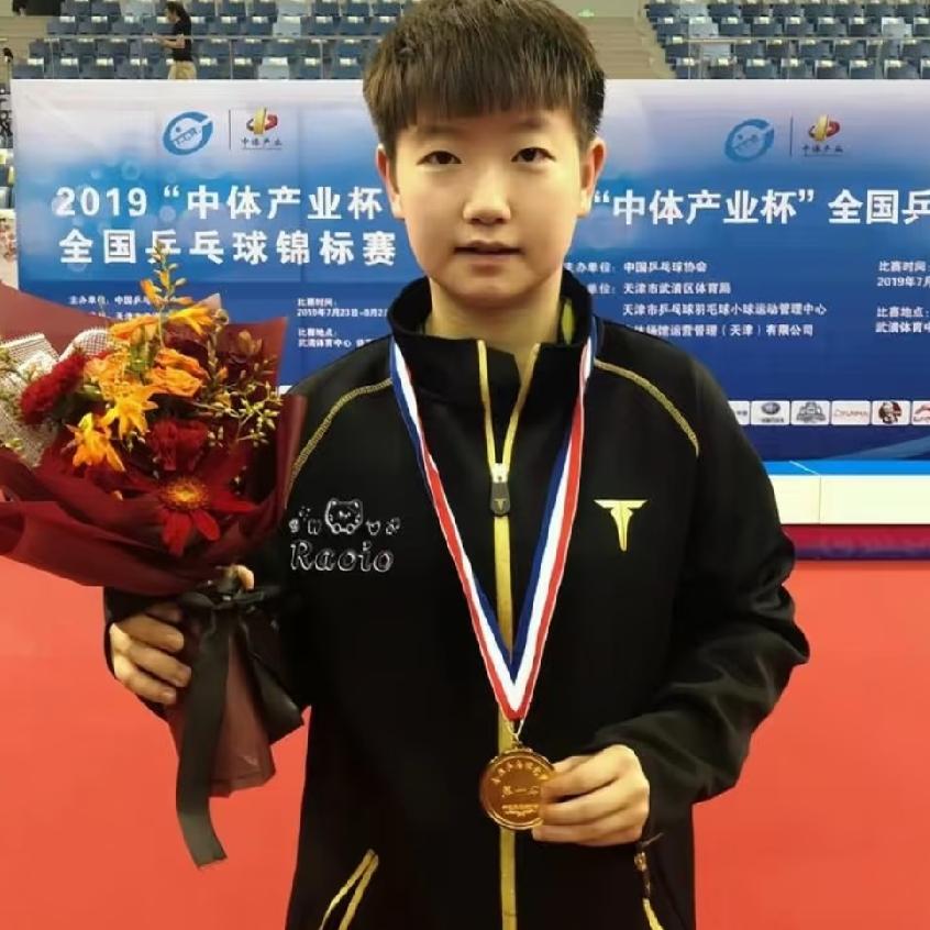 孙颖莎长期稳居世界女单第一，断层领先，毫无疑问是当今女子乒坛的顶尖选手。
 
她