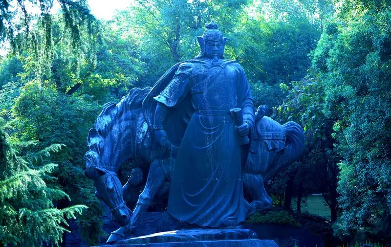 宋高宗和岳飞之间矛盾可不小。最初两人关系亲密，岳飞忠心耿耿，是君臣典范。但后来矛