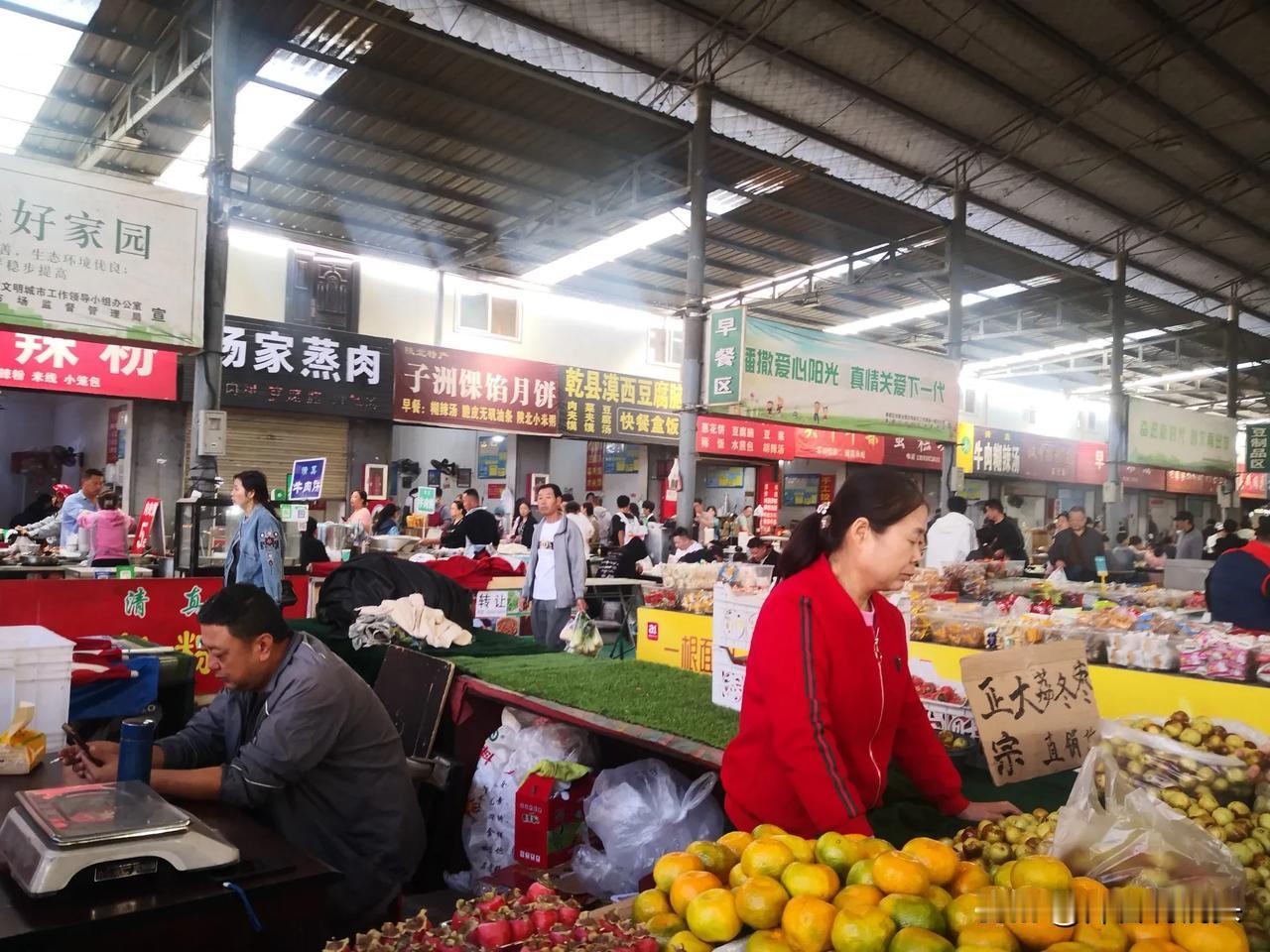  节日的咸阳一便民菜市场，依旧人山人海。这才早晨10点多，就这么热闹。