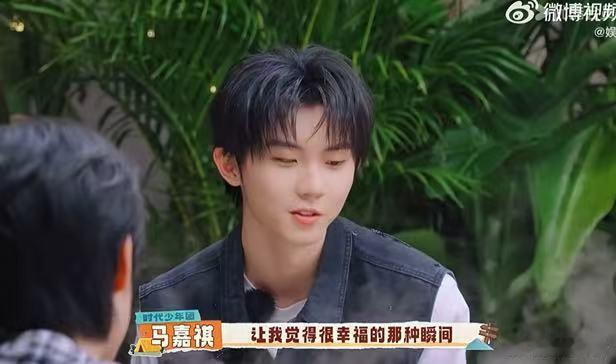 马嘉祺每次回家都会抱妈妈 一句“你今晚要睡个好觉”温暖岁月，拥抱是双向的幸福，珍