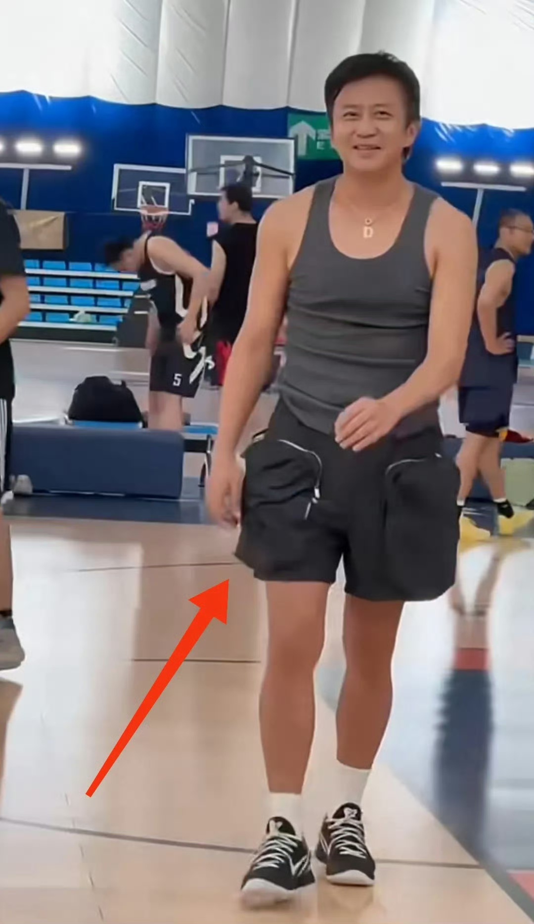 娱乐[超话]邓超打球受伤邓超为了打球又拿拐杖了邓超为了打球又拿拐杖了，妈呀 ​​