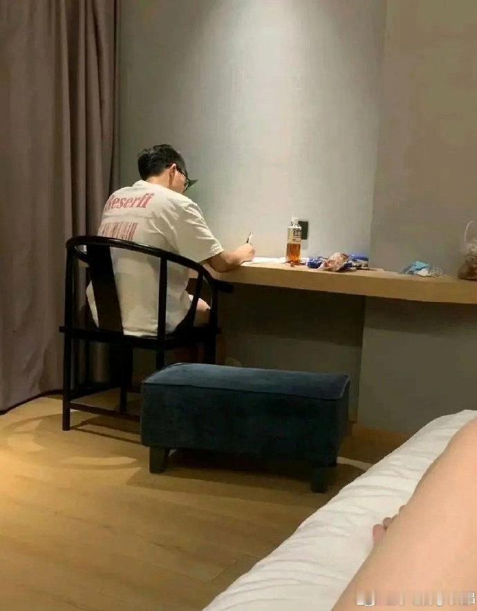 异地恋见面 哥们是戒过毒嘛[苦涩]  