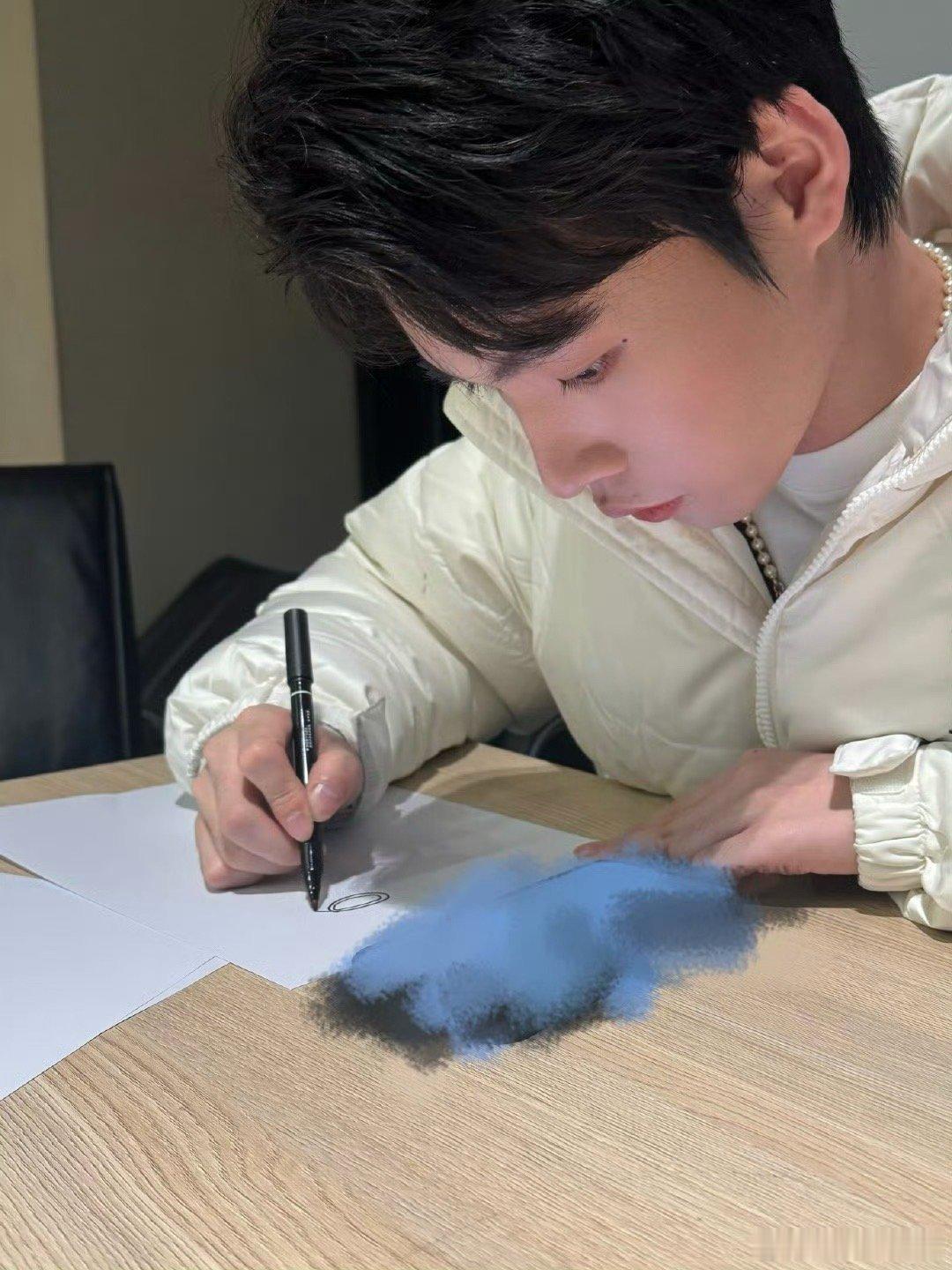 向鱼在画什么 画的什么啊鱼？小乔扔的扇子来回的轨迹吗[喵喵] 