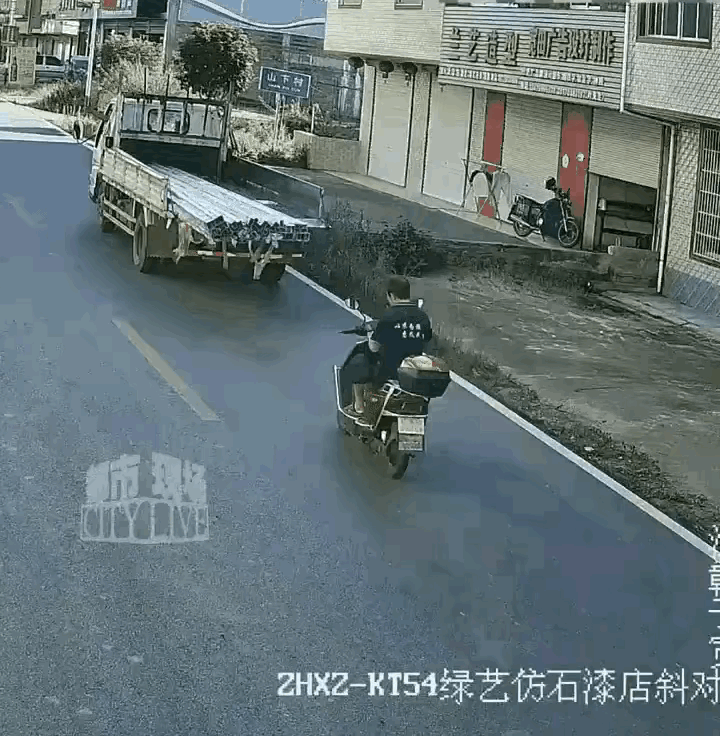 这个太揪心了，
为什么开着摩托车要看手机，为什么不戴头盔。
大家好引以为戒呀。