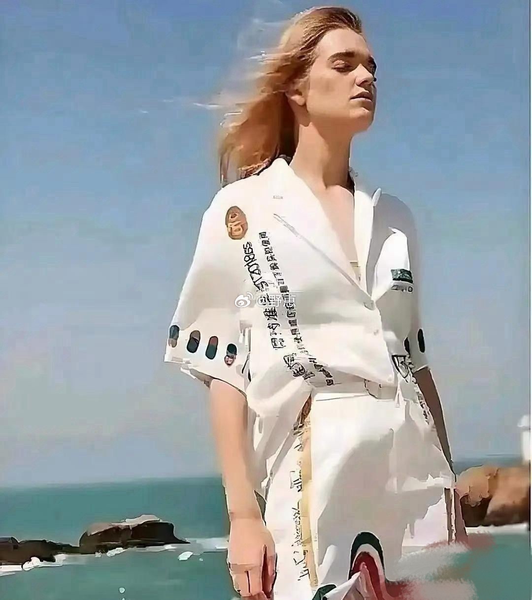 太尴尬了，但凡认识几个汉字，也不至于会穿这个衣服 