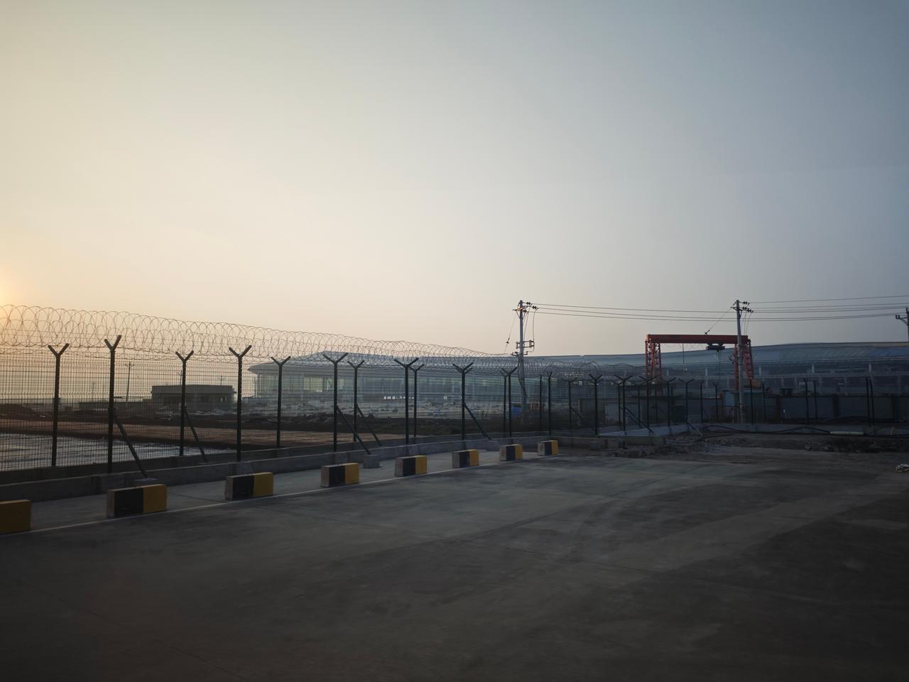 今天早上摆渡车好远，绕着还在建的T3B大半圈，到货场这边了，仅次于T3A上车，T