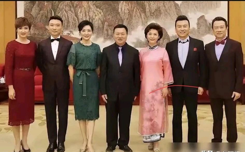 这些央视主持人风格各有千秋。康辉播音沉稳大气，字正腔圆，播报新闻时那专业范儿十足