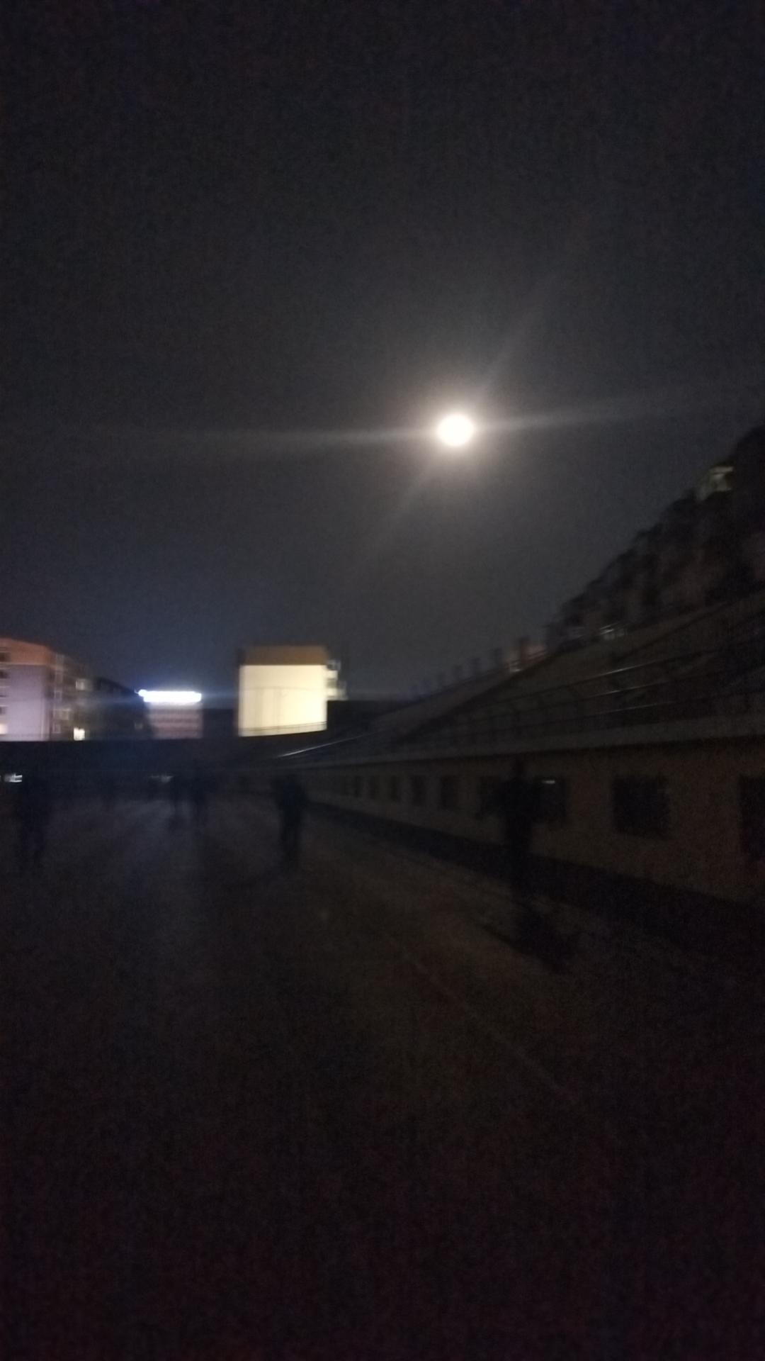 发现晚饭后体育场里走路的大多都是胖子，难怪我家先生说我这个体型在他们老家不算胖子