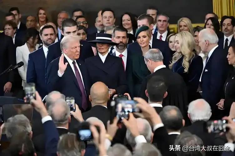 特朗普乌克兰政策大转弯，欧洲慌了！普京不急着找中国，背后藏着什么玄机
 
最近特