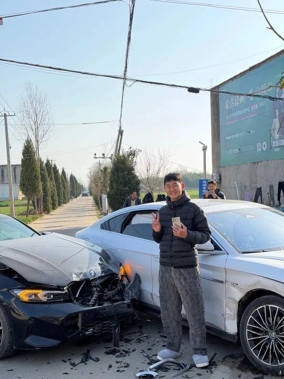 【爱车安全贴士 刚还清车贷，宝马就撞毁了…大年初四驾车出事故，小伙微笑合影：人没