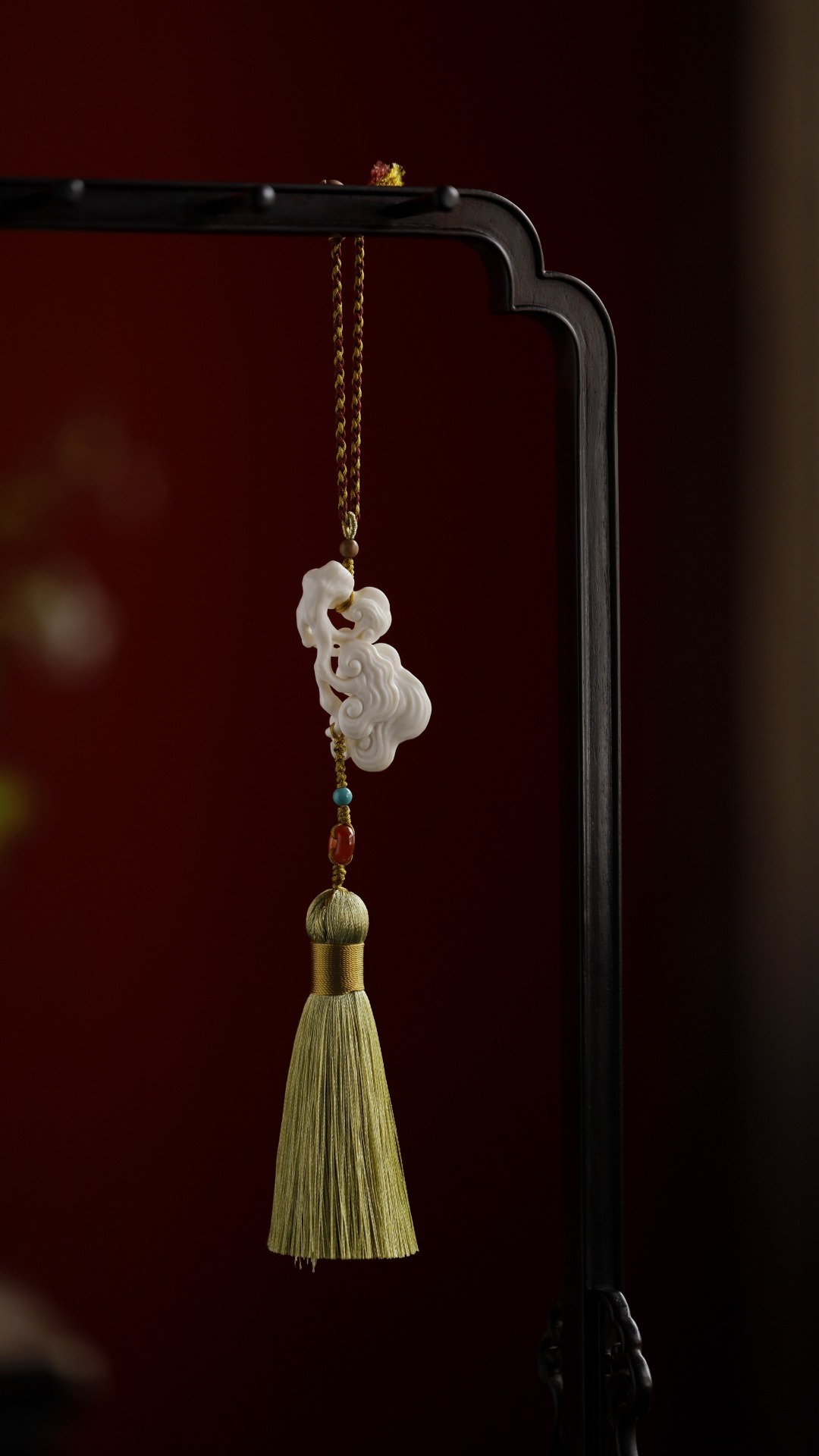 鹿角【灵芝】挂件料质洁白细腻，手工雕灵芝数朵，象征吉庆祥和、祥瑞福祉，配以宫廷风