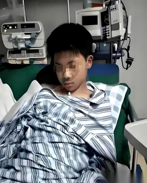 网上一个故事，让人心头一紧：一个16岁男孩，被重度抑郁折磨了两年多。家里三十五万