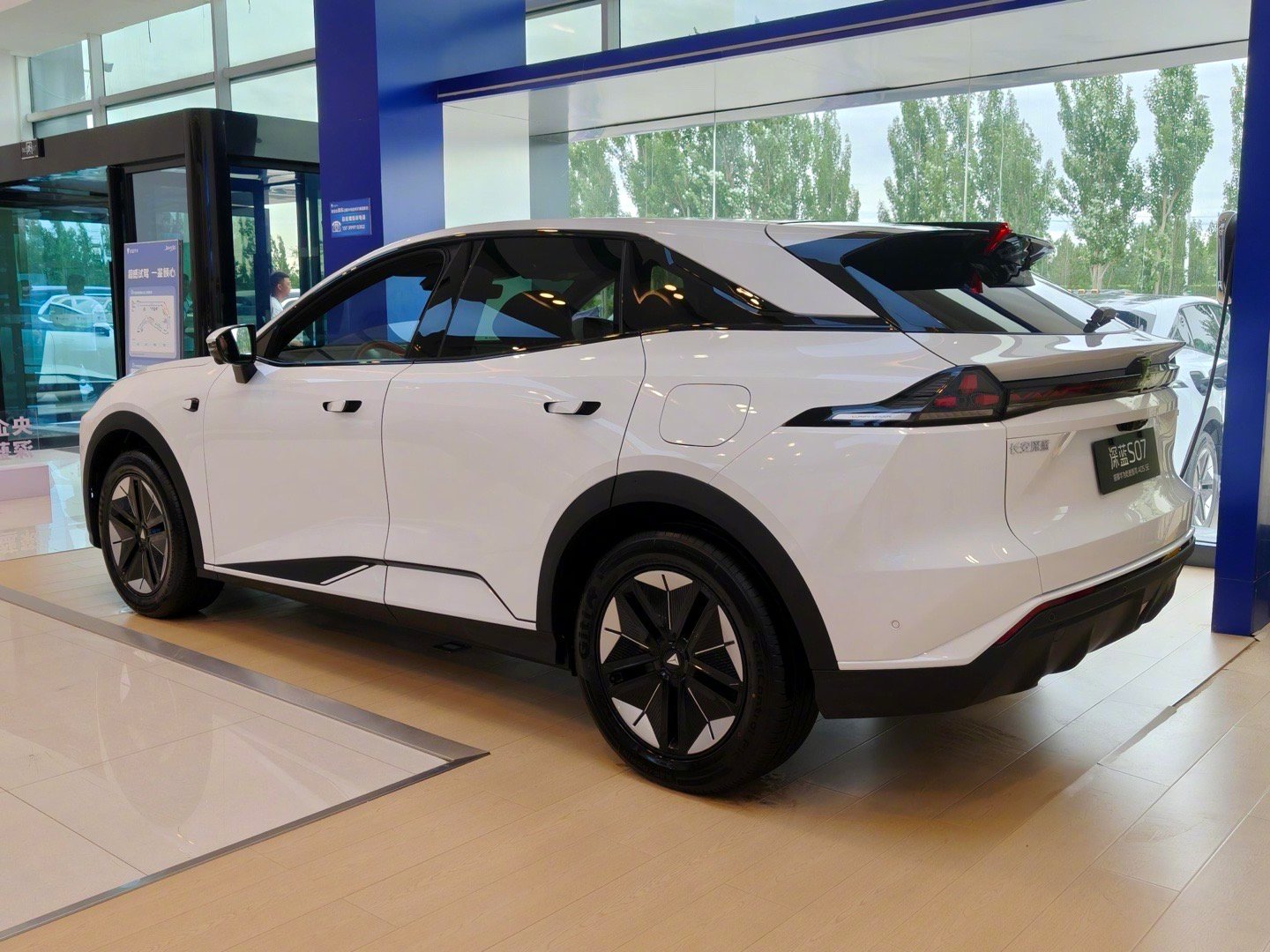 深蓝S07 🚘1️⃣外观设计：车身线条流畅低趴，拥有典型的溜背式车顶和短前后悬