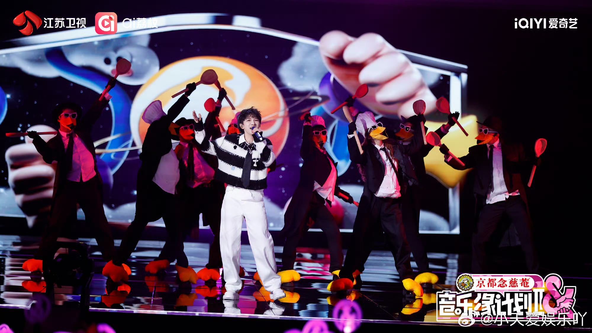 刷到网友剪辑的舞台名场面，周深扑通扑通好高雅的舞台周深爆灯猫猫祟祟   每一个细