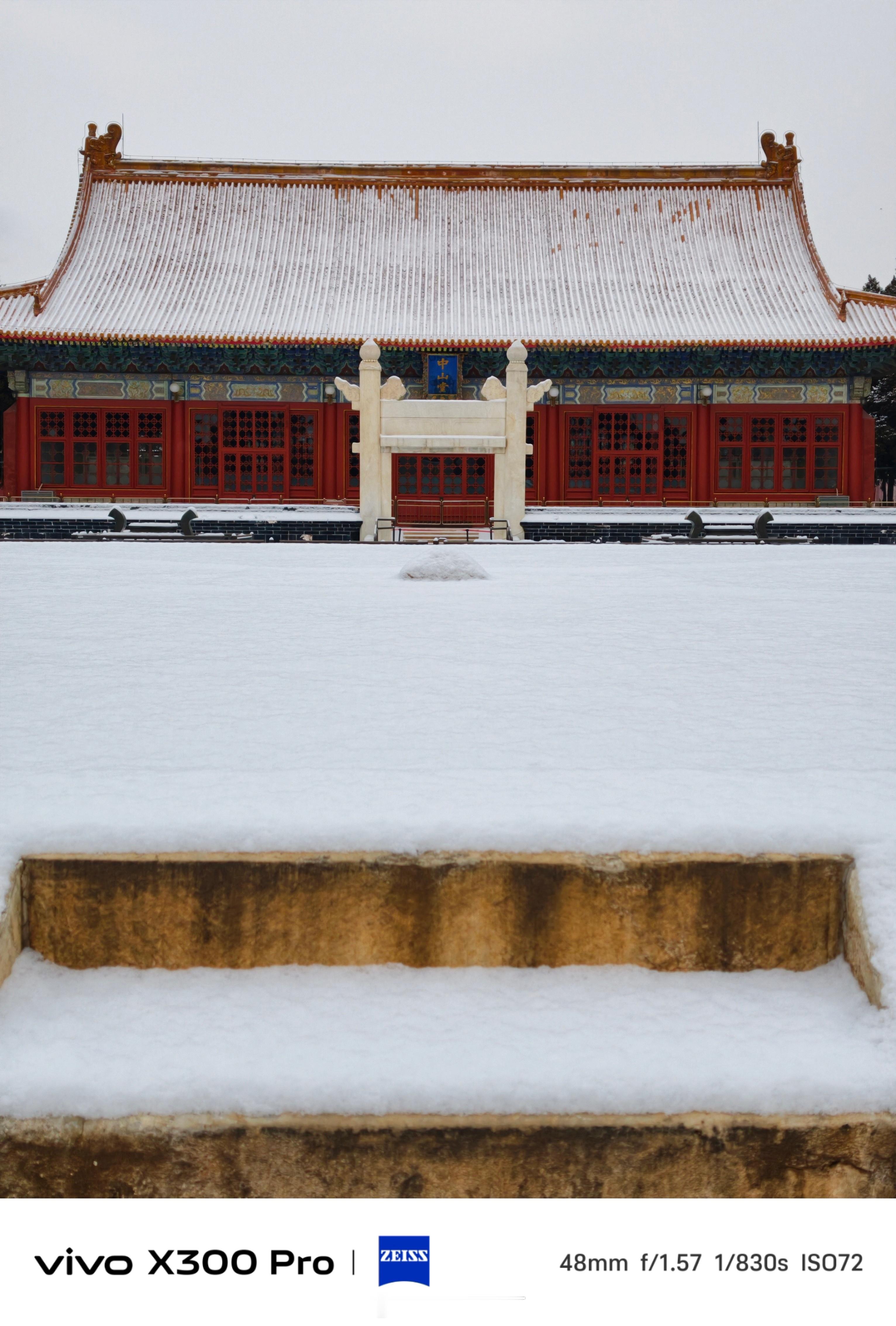 《我拍到了中山公园的雪后空镜》唯有早起，才可以拍到中山公园雪后的空镜。1月18日