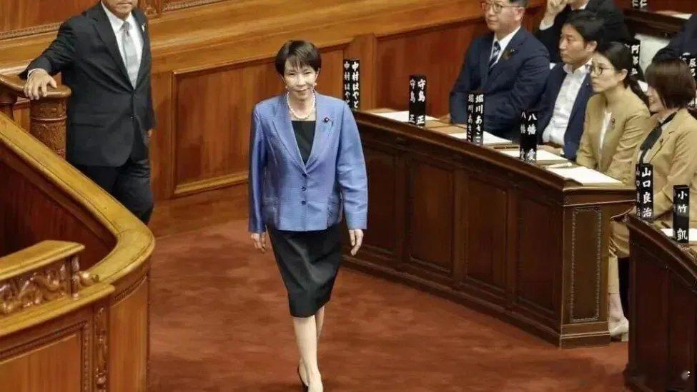 她就是日本滴右翼 而且是极右翼极右翼啊......凤凰新闻【高市早苗上台后，中国