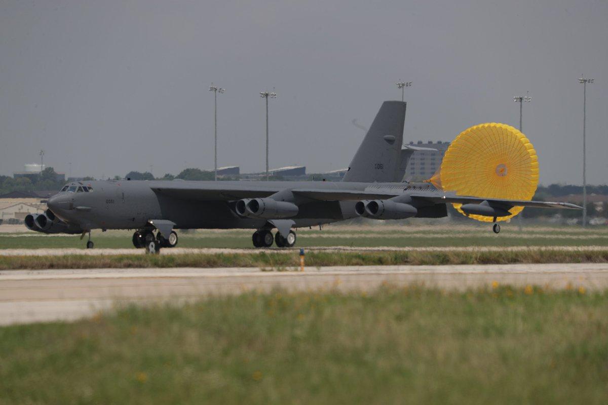 美国空军的B-52H战略核轰已经开始换装AGP-79/82有源相控阵雷达，AGP