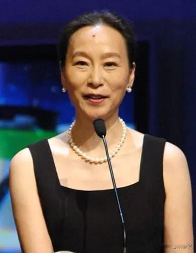 70岁的奚美娟做梦都想不到吧
当初离婚给周野芒扣了一顶烂帽子，事隔多年被拿下来了