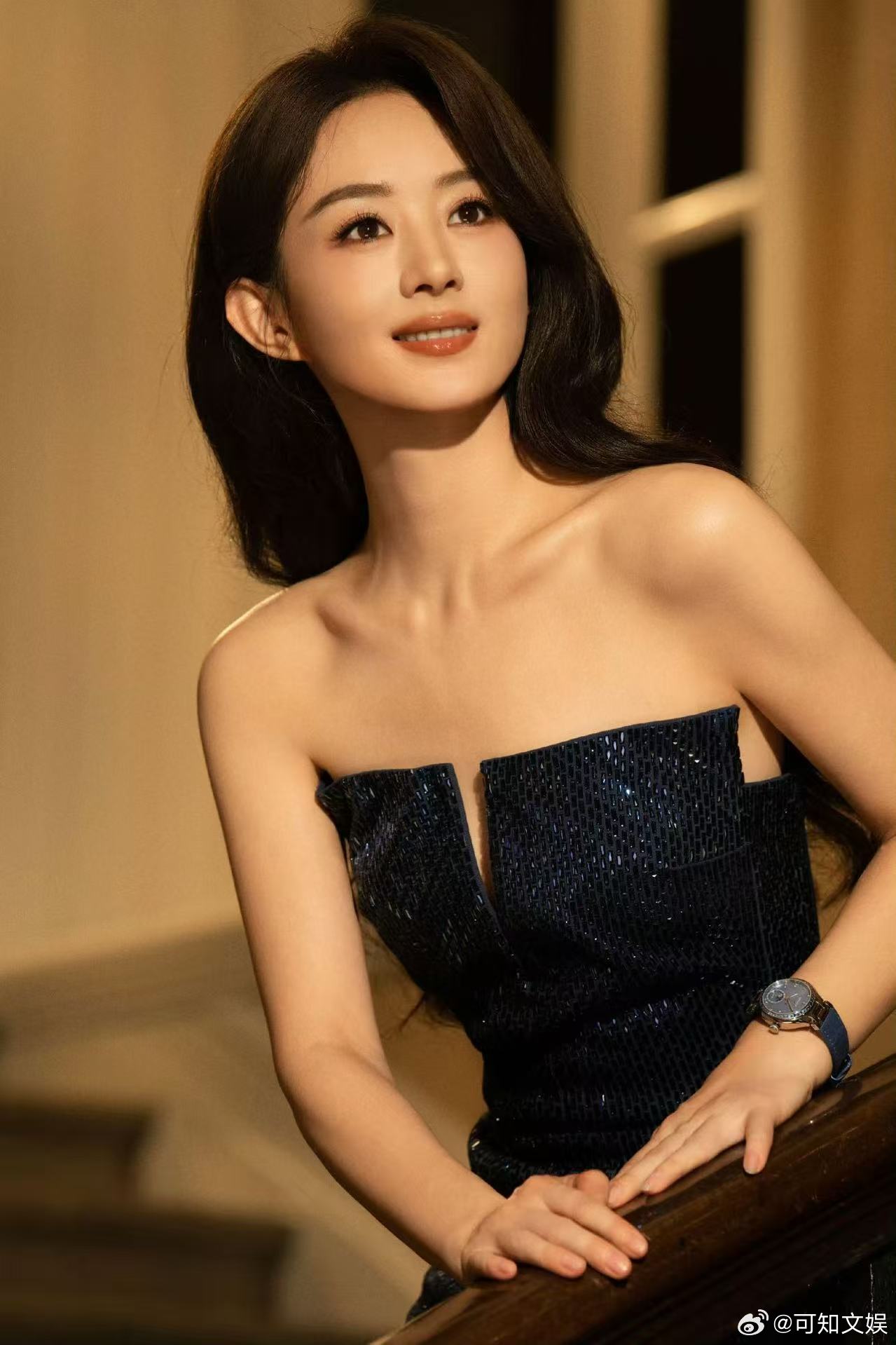 赵丽颖倩影循光而至赵丽颖一抹邃蓝赵丽颖一抹邃蓝倩影循光而至，好美， ​​​