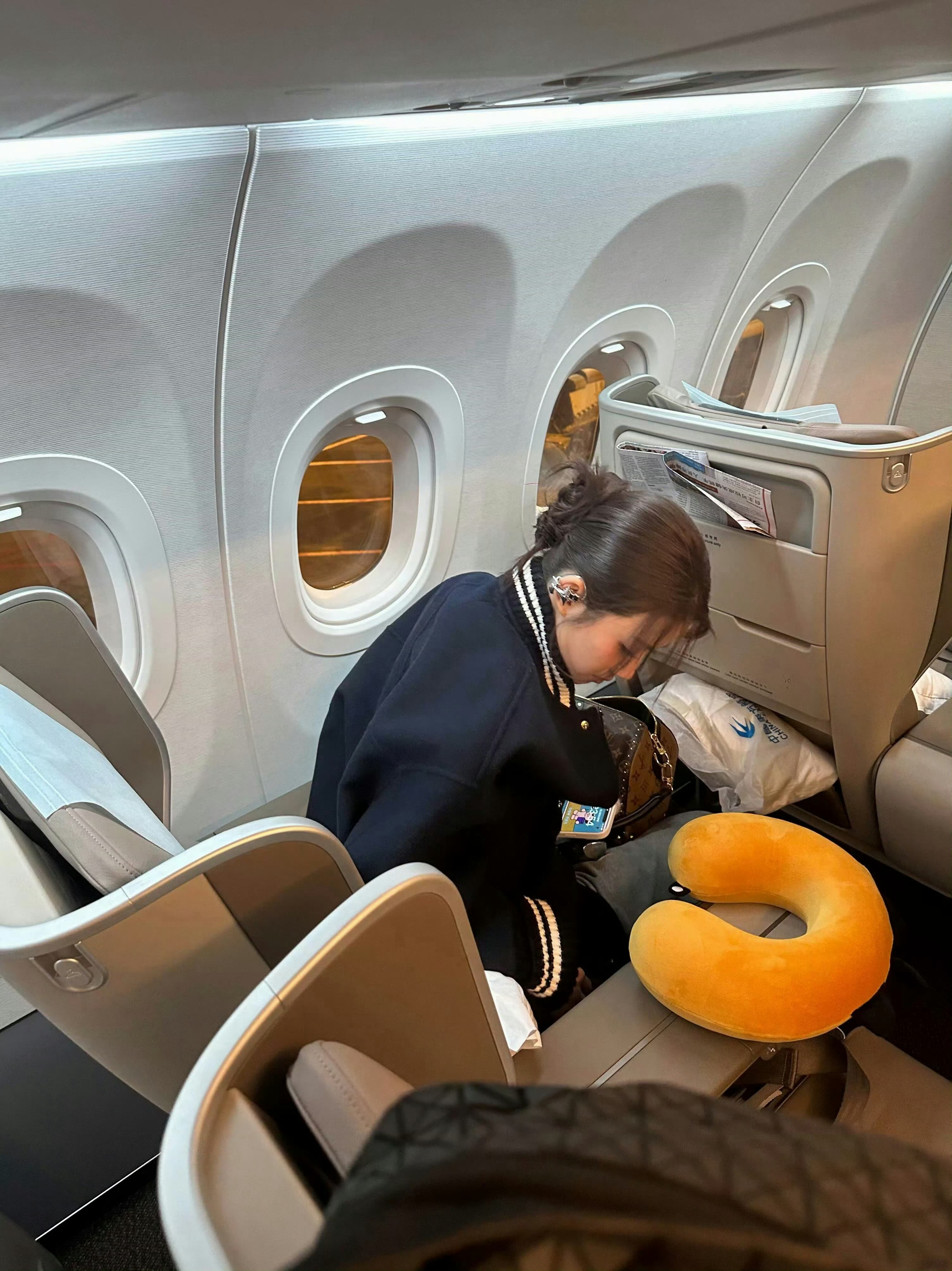 有这么努力的噜噜晓进入内娱真的很优秀，飞机上也还在看剧本，她不成功谁成功 