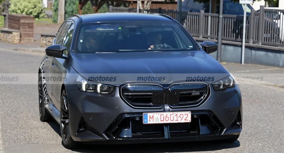 【8月15日发布 全新宝马M5旅行版低伪路试谍照 】日前，海外媒体再次捕捉到了全