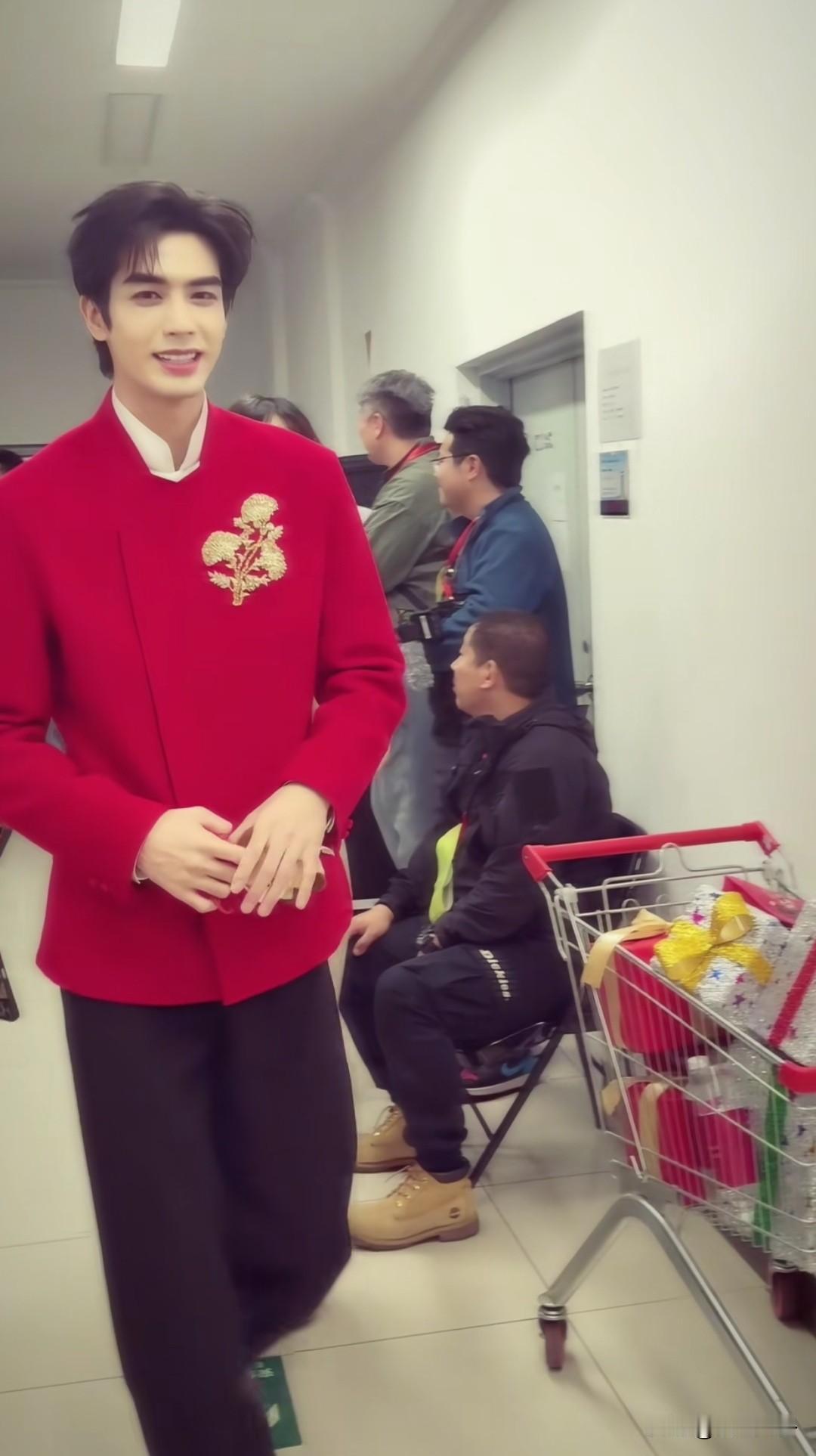 宋威龙春晚备播后台太帅了，助力我们国民女婿再出圈！[呲牙][呲牙][呲牙] 周围