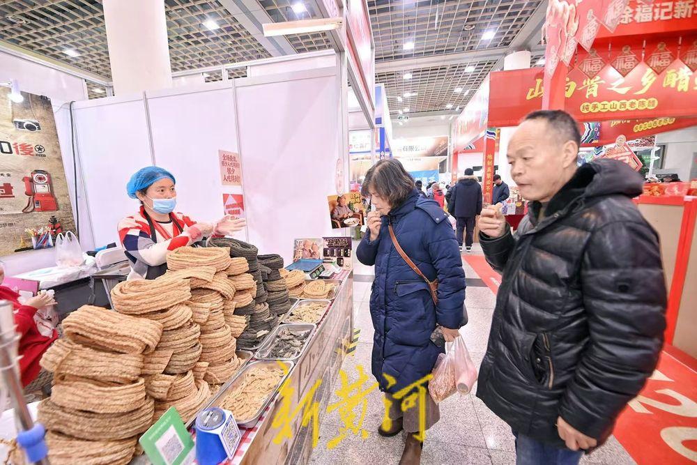 【年货会上市民边逛边吃体验浓浓年味】1月31日，第23届济南舜耕年货会在舜耕国际