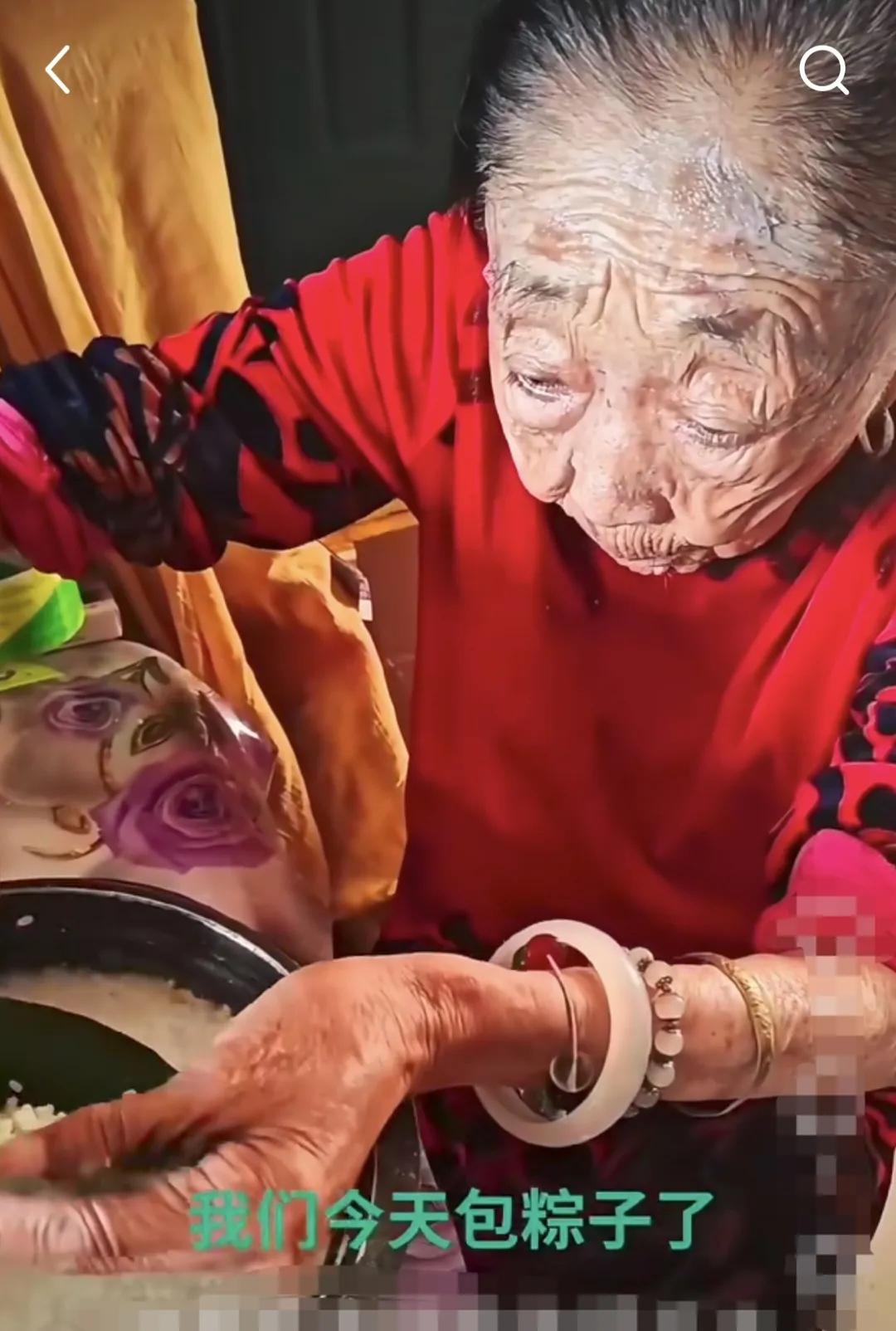 端午节快到了，马大姐打扮得漂漂亮亮的，开始包粽子。你看她大红色带图案秋衣一穿，喜