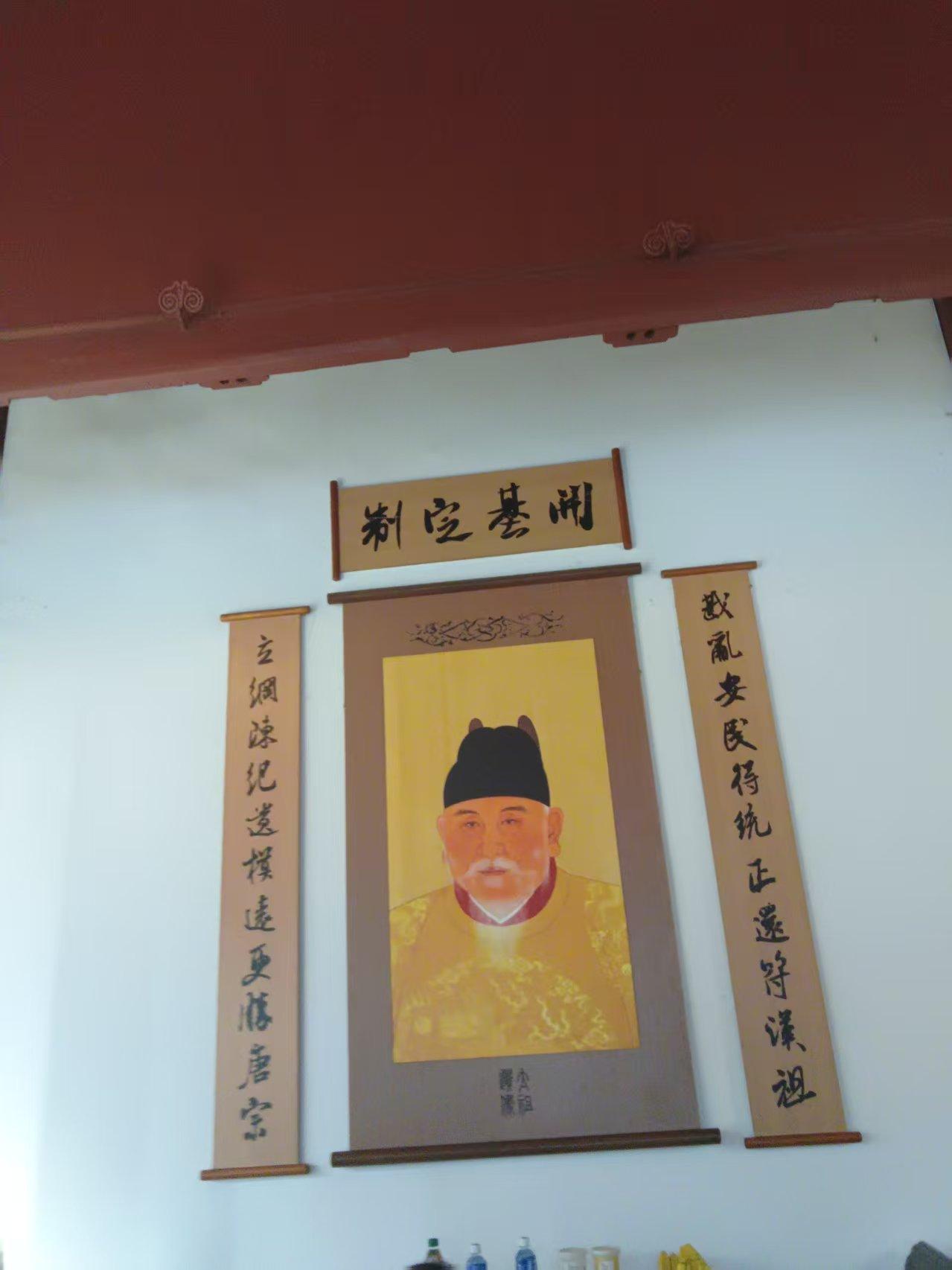 这周末去南京瞻仰了中山陵和和明孝陵，这两个地方距离不远。

非常具有历史意义的是