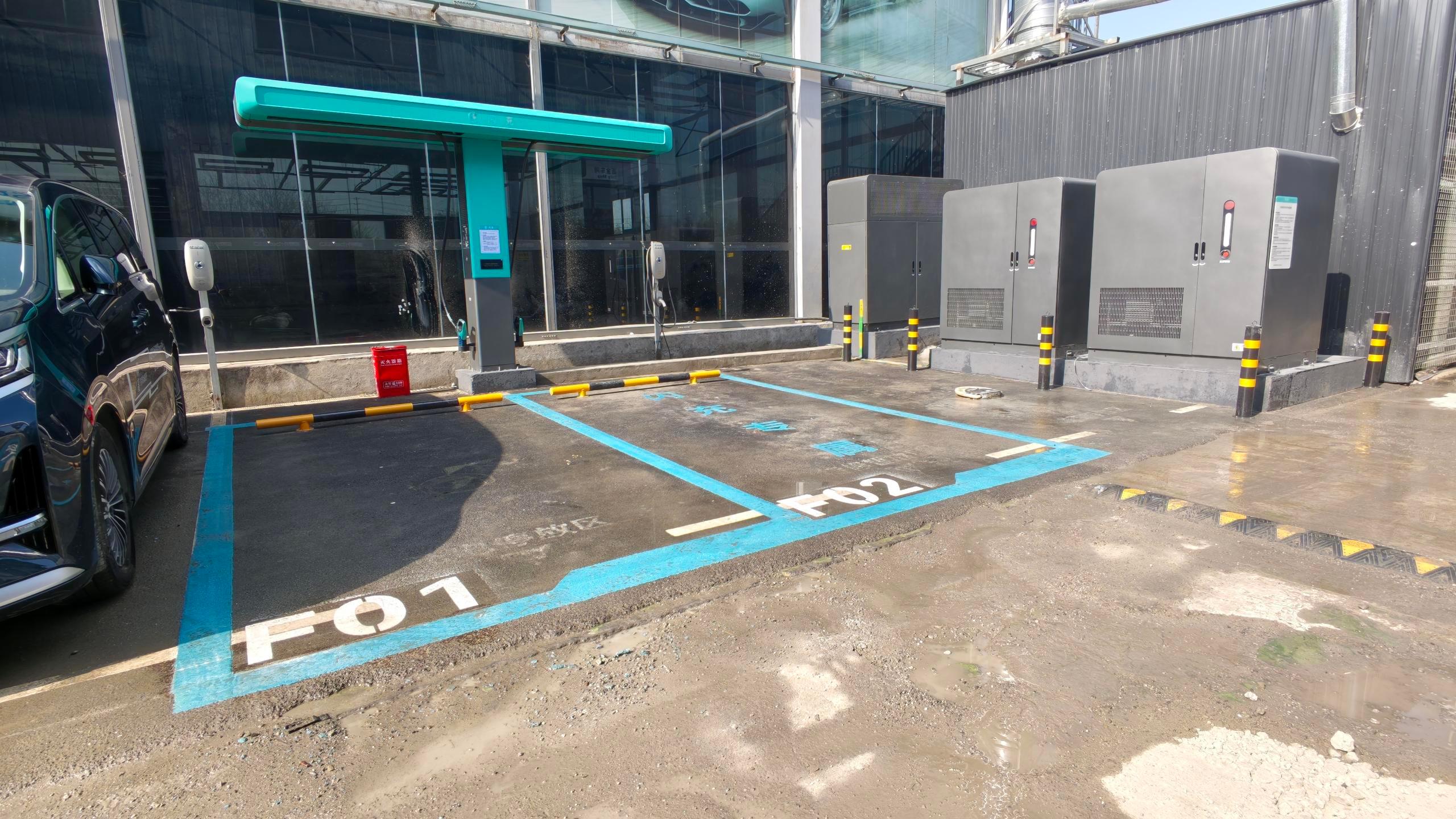 新能源车即充即走真的要变成现实了！ 3月5日，比亚迪宣布推出全球首创的滑轨悬吊式