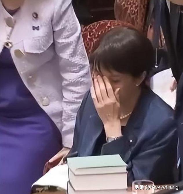 高市早苗这两天可真是焦头烂额。原本以为中国制裁二十多家日本军工企业没啥大不了，结