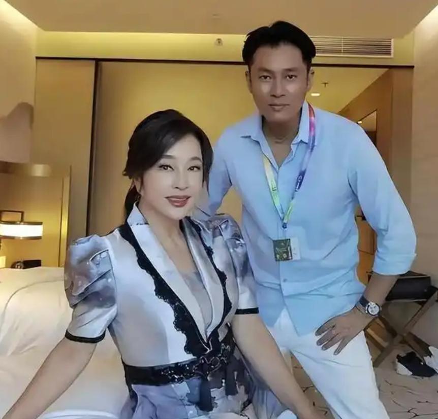 2015年，27岁的古柯从地下室搬进65岁刘晓庆的别墅。6年后，他又从别墅搬回了
