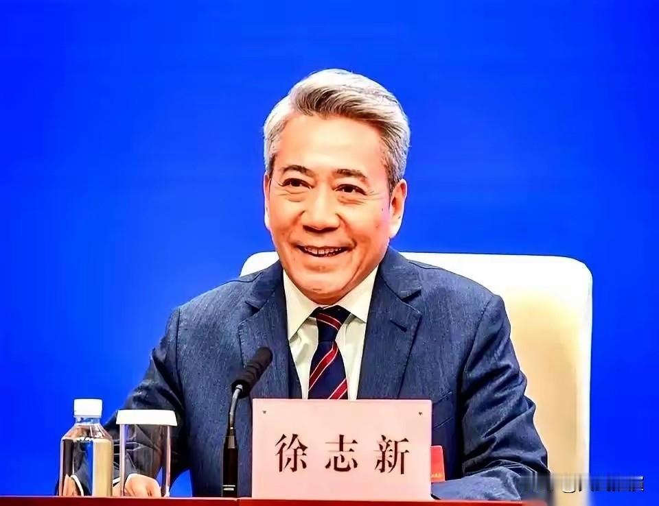 湖北代表徐志新，撂了句大实话。

山里农民自己养猪自己杀，留着家里过年吃，一斤不