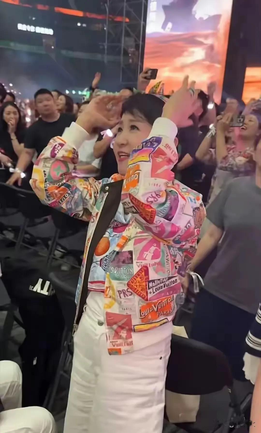 谢霆锋的妈妈在谢霆锋的演唱会上为儿子加油，没想到70多岁的妈妈还这么年轻漂亮，为