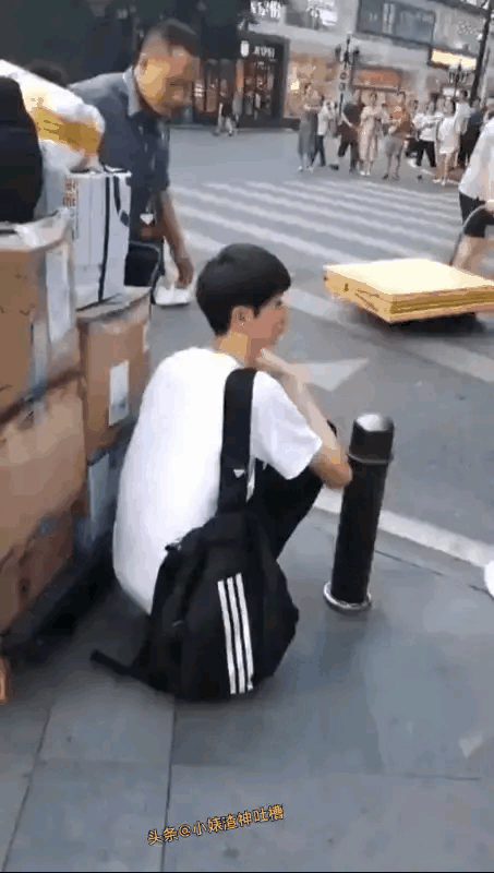 这小伙子不得有2米3啊，感觉比姚明还高，站起来把大叔吓一跳，在大街上鹤立鸡群啊[