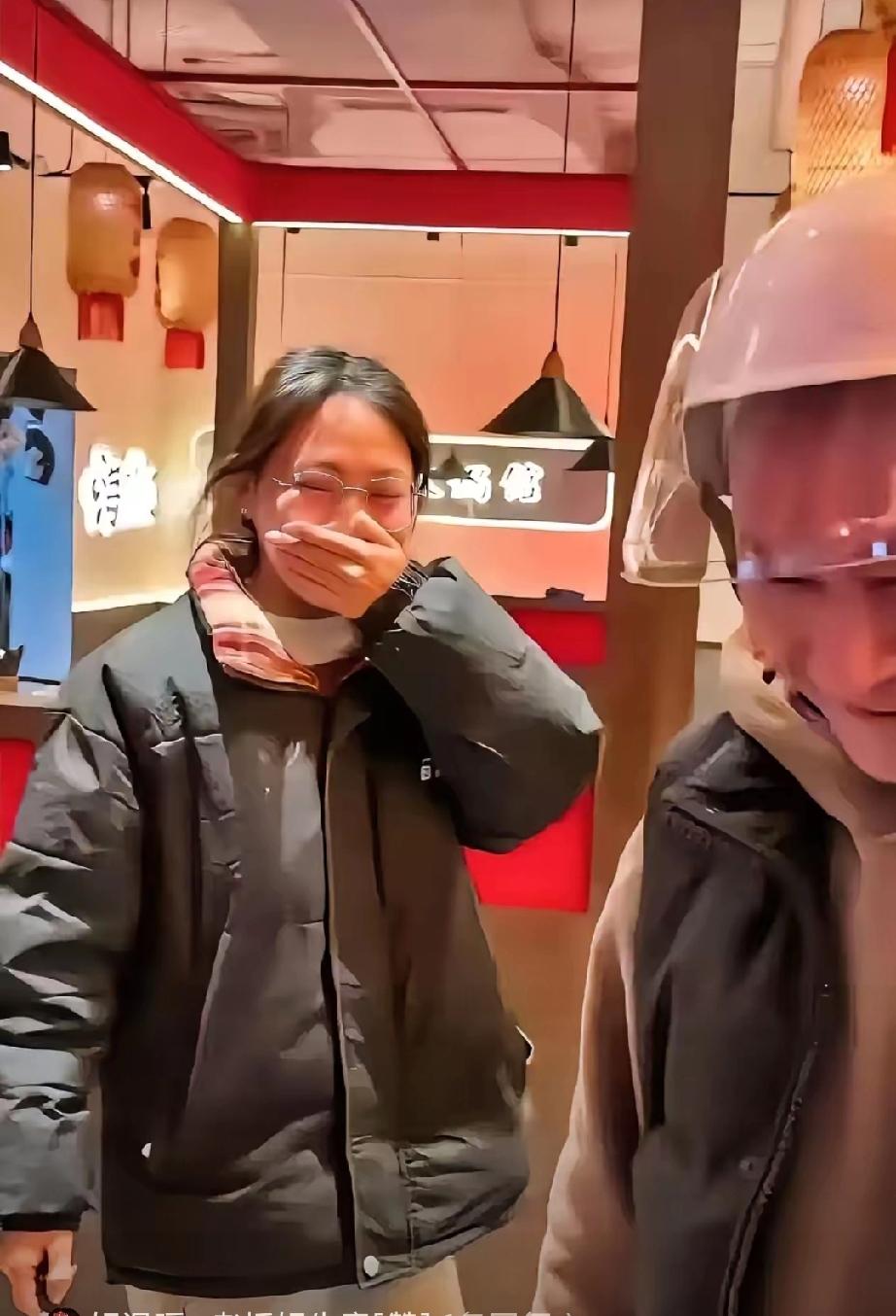 格局打开了！四川，一女子在火锅店打工，发现电瓶车被偷了，就发了个朋友圈吐槽：“贼