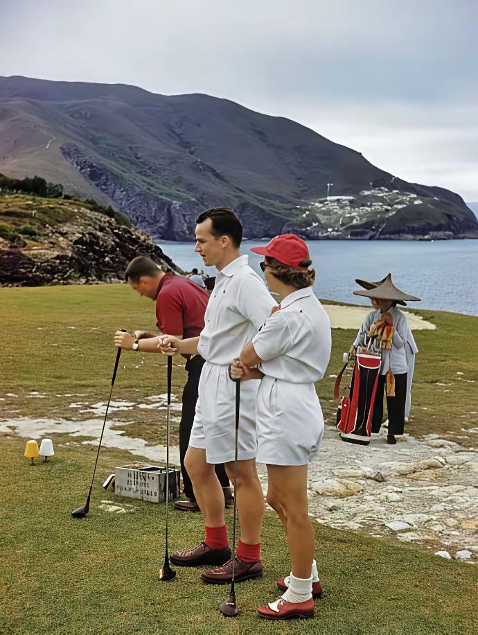 老照片

1959年，几个英国人在香港打高尔夫。

服侍他们的球童是中国人，给它