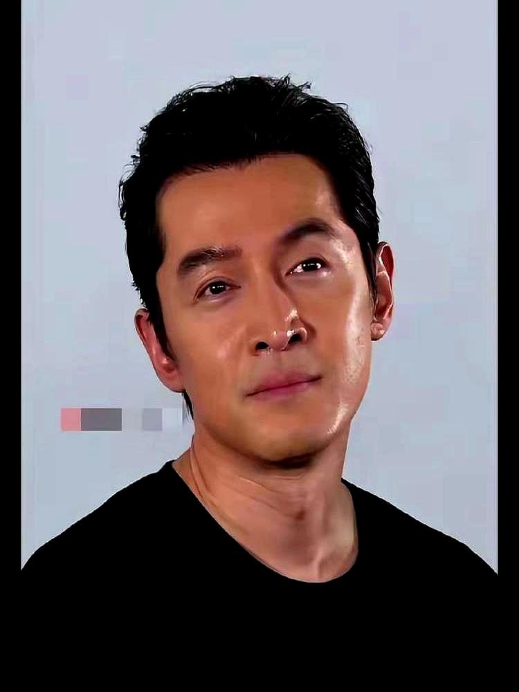 胡歌俯身想亲女儿，2岁的孩子猛地把脸别了过去。
 

他给女儿取名“小茉莉”，谐