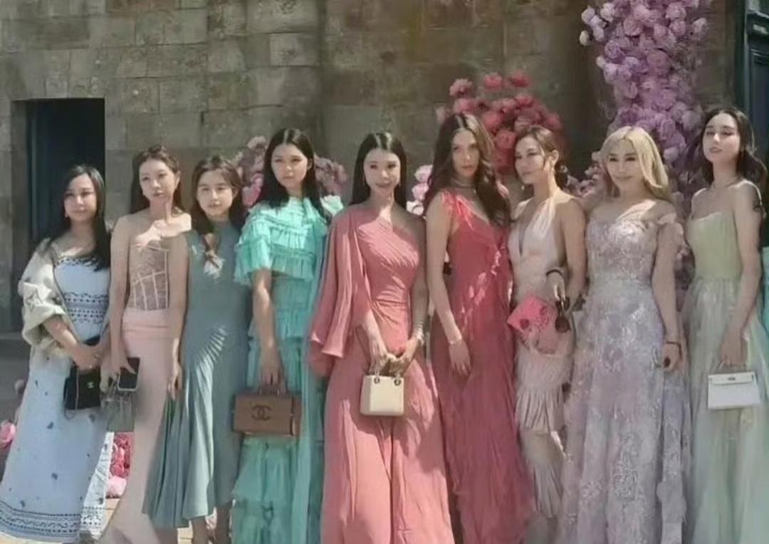 奚梦瑶伴娘阵容虽然全员无明星，但含金量堪称亚洲天花板。 